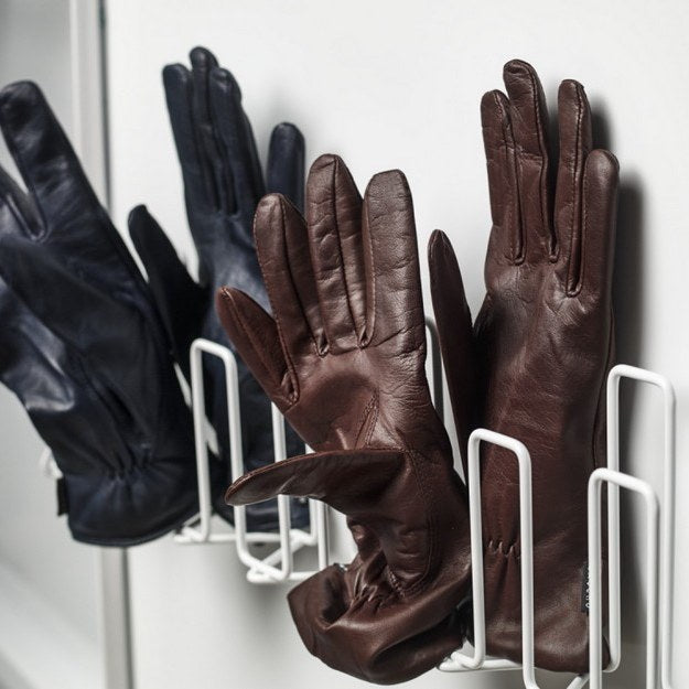 Handschuhe auf einem Handschuhhalter in einem NIMO-Trockenschrank.
