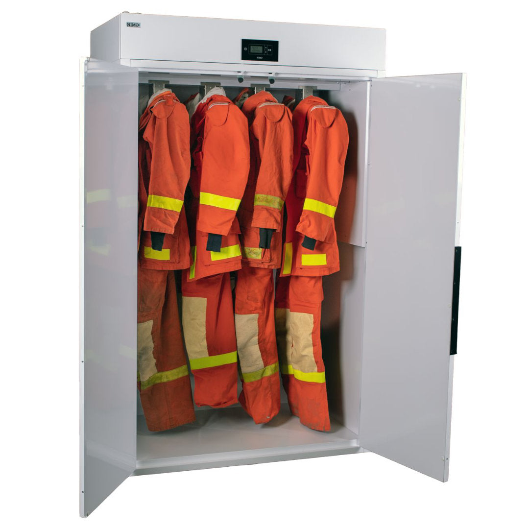 NIMO-Trockenschrank FT 120 mit Feuerwehranzügen darin.